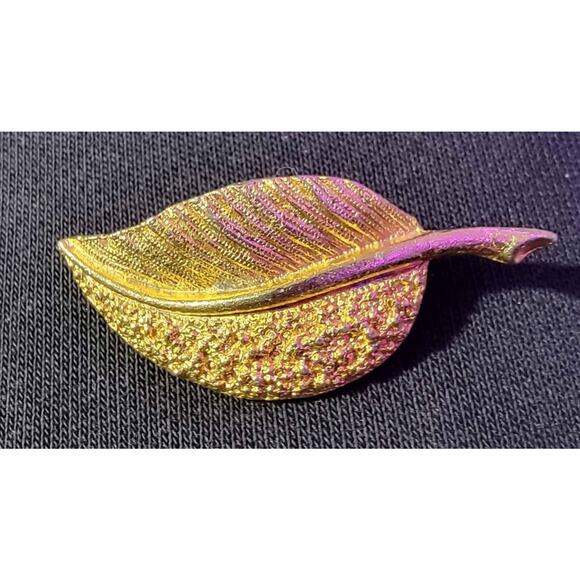 Vintage gold tone leaf brooch. - Picture 1 of 2